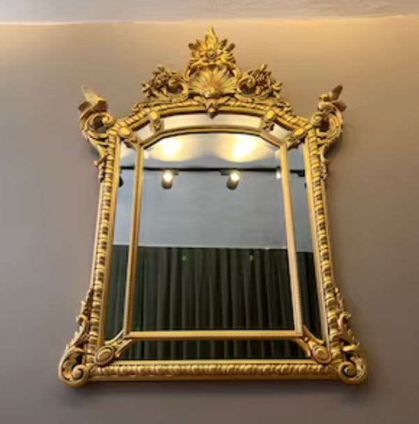 Cermin ukir dengan aksen emas